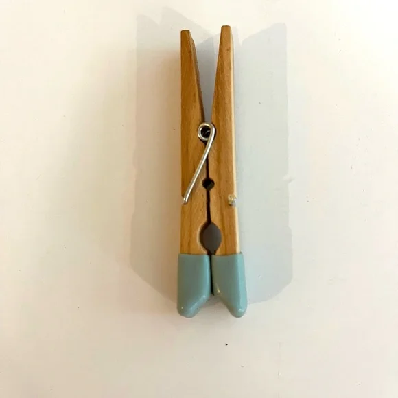 25 Vintage Wooden Lingerie Clothes Pins Pegs with Jadeite Green Rubber Tips. - Picture 3 of 3